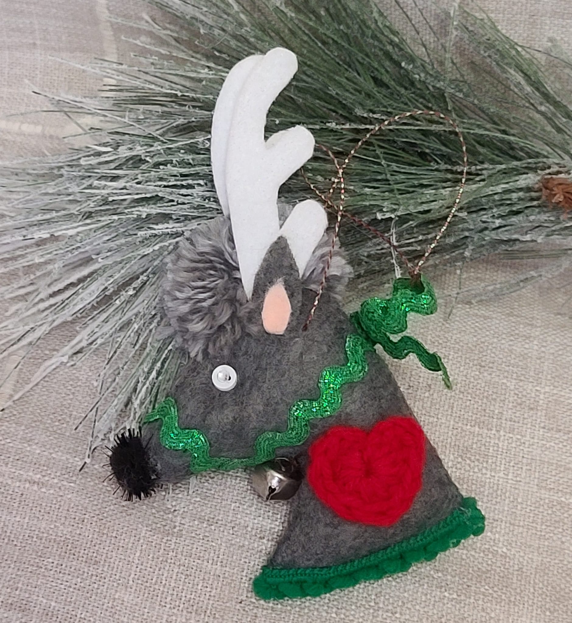 Felt reindeer christmas ornament - Dark gray w/green
